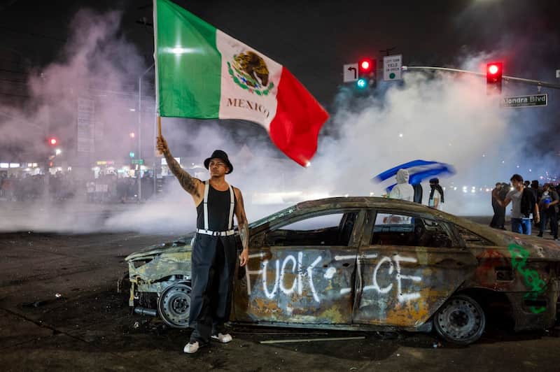 Las manifestaciones en Los Ángeles se han extendido por cuatro días, pero se ha puesto en duda a quienes han participado Sujeto con bandera mexicana durante la manifestación en Los Ángeles