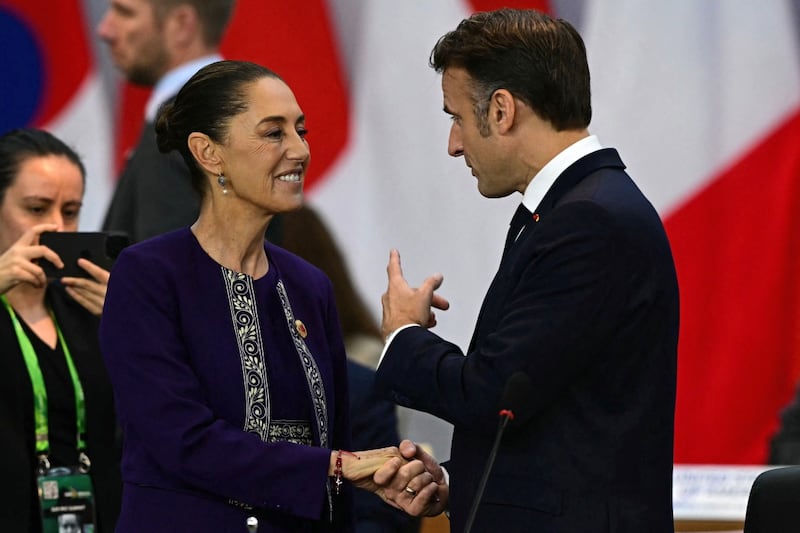 France's President Emmanuel Macron (R) shakes hands with Mexico's President Claudia Sheinbaum sheinbaum y macron