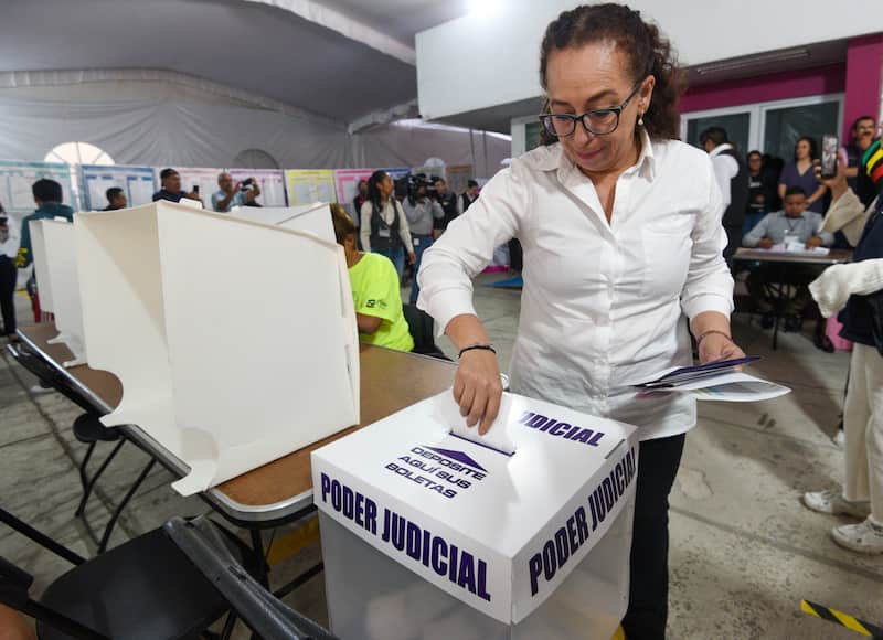 Una candidata a magistrada contrató propaganda en Facebook Una mujer deja su boleta en la urna