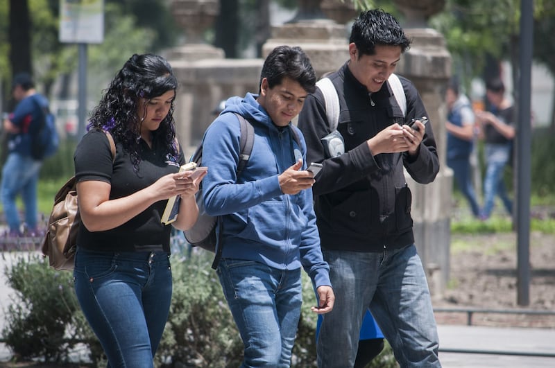 Jóvenes consumen noticias en medios digitales