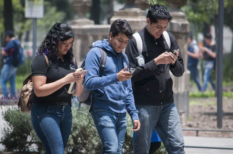 Jóvenes consumen noticias en medios digitales De acuerdo con el Jóvenes consumen noticias en medios digitales, los jóvenes consumen noticias en medios digitales
