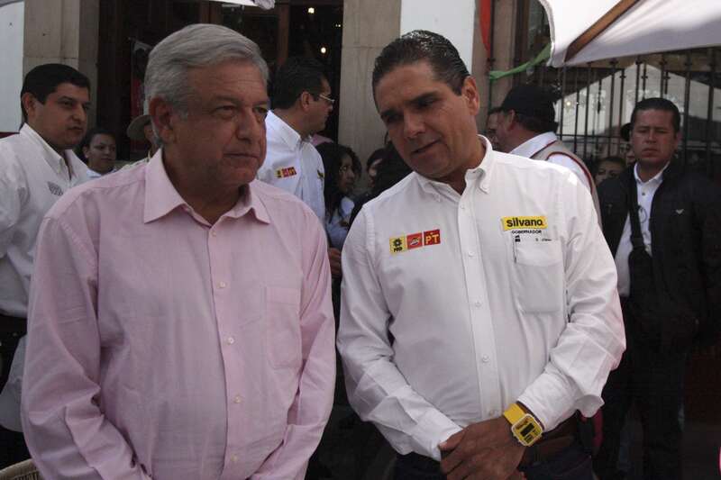 Silvano Aureoles acompañado de Andrés Manuel López Obrador en un mitin en el 2011 AMLO acompañó a Aureoles en su primera campaña para llegar a la gubernatura de Michoacán