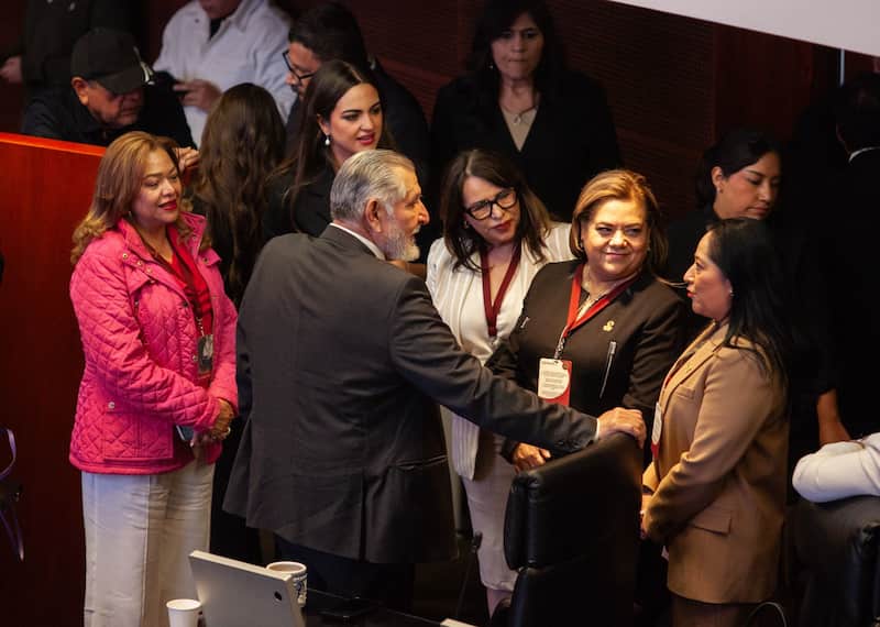 Adán Augusto López, coordinador de Morena y senadores de su bancada durante Sesión extraordinaria en el Senado de la República. Adán Augusto López, coordinador de Morena durante Sesión extraordinaria en la Cámara de senadores donde hoy con 75 votos a favor y 34 en contra, se aprueba en lo general y los artículos no reservados del dictamen que crea la Ley de la Guardia Nacional y reforma diversas leyes, en materia de seguridad.