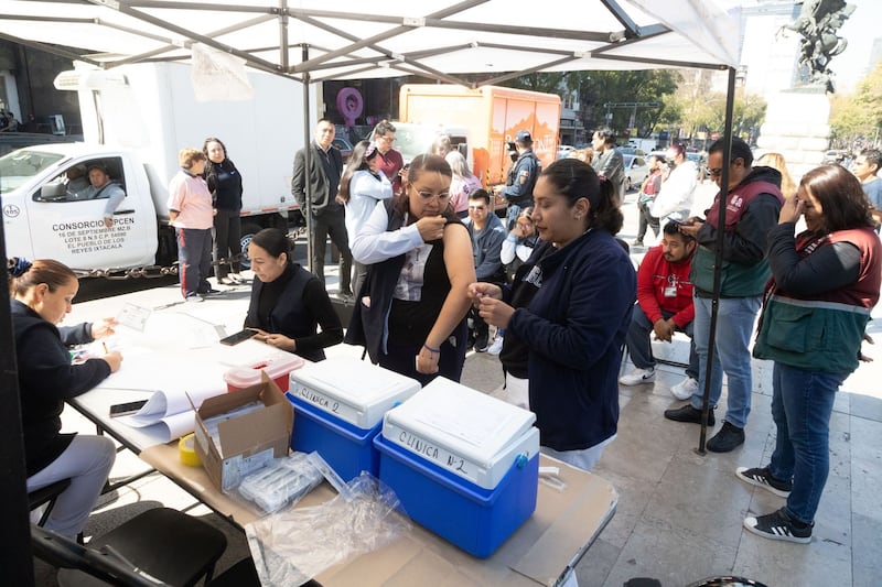 Personas se aplican vacuna contra el sarampión