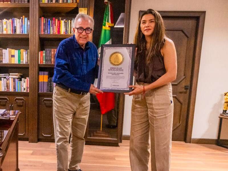 Rubén Rocha con la medallista olímpica, María Espinoza. El gobernador de Sinaloa entregando un reconocimiento a la taekwondoína.