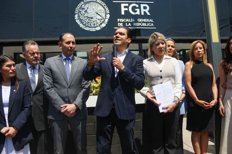 CIUDAD DE MÉXICO. 01ABRIL2025.- Panistas encabezados por Roberto Gil Zuarth y Jorge Romero; presentaron una denuncia de hechos ante la FGR, en contra de la Senadora de Morena por Chihuahua, Andrea Chávez. FOTO: VICTORIA VALTIERRA/CUARTOSCURO.COM Imágen de Jorge Romero junto a integrantes del PAN en la FGR.