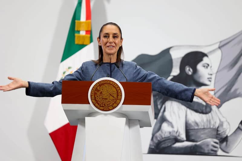 Claudia Sheinbaum Pardo, Presidenta de México, abre los brazos al asegurar que en la Mañanera del Pueblo es un lugar donde se ejerce la libertad de expresión, esto ante un pregunta por la elección para renovar al Poder Judicial. Imágen de Claudia Sheinbaum