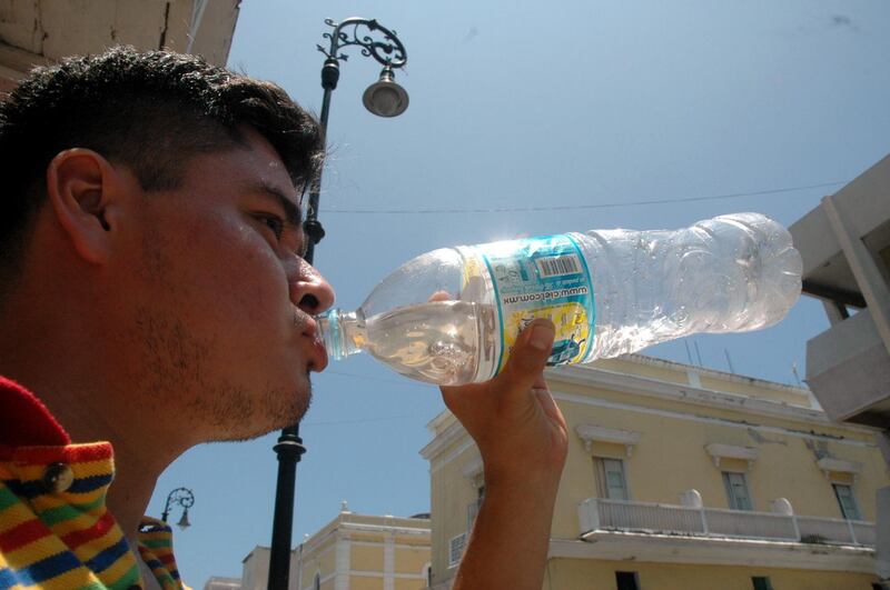 VERACRUZ, VERACRUZ. 01AGOSTO2008.- La llamada "Canicula" o "Días de perros" se refiere a los días del verano cuando es mas intenso el calor, últimamente el termómetro ha registrado temperaturas de hasta treinta y ocho grados que sumado a la sensación térmica, provocada por la humedad propia de la zona, se tienen registros de cuarenta grados, por lo que turistas y locales deben hidratarse para evitar algun golpe de calor.
FOTO: JOSE CANDELARIO/CUARTOSCURO.COM Calor