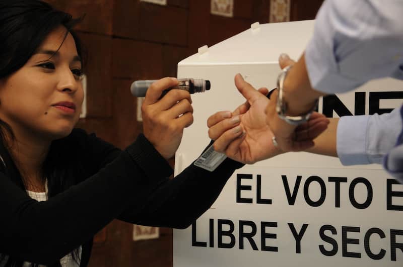 resultados de preferencia del voto Una funcionaria de casilla durante el proceso electoral