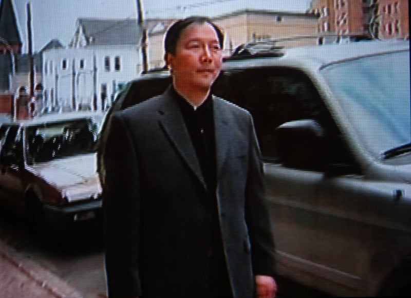 Zhenli Ye Gon, acusado de lavado de dinero y narcotrafico por la PGR y profugo de la policia mexicana, reaparecio en una entrevista en la ciudad de Nueva York. El empresario afirmó que dirigentes partidistas del PAN le enviaron el verano pasado en bolsas de lona atestadas con 5 millones de dólares cada una y amenazaron con matarlo si no les resguardaba el dinero. En la casa de Ye Gon se realizó el decomiso en efectivo más cuantioso en la historia de las operaciones contra el narcotráfico: 207 millones de dólares Zhenli Ye Gon