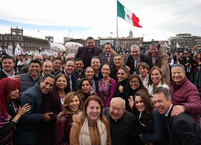 CIUDAD DE MÉXICO, 12ENERO2025.- Claudia Sheinbaum, Presidenta de México, rindió su informe a cien días de gobierno ante simpatizantes en el Zócalo. En la imagen la mandataria se tomó una foto con los gobernadores de la República. Claudia Sheinbaum y gobernadores del país.