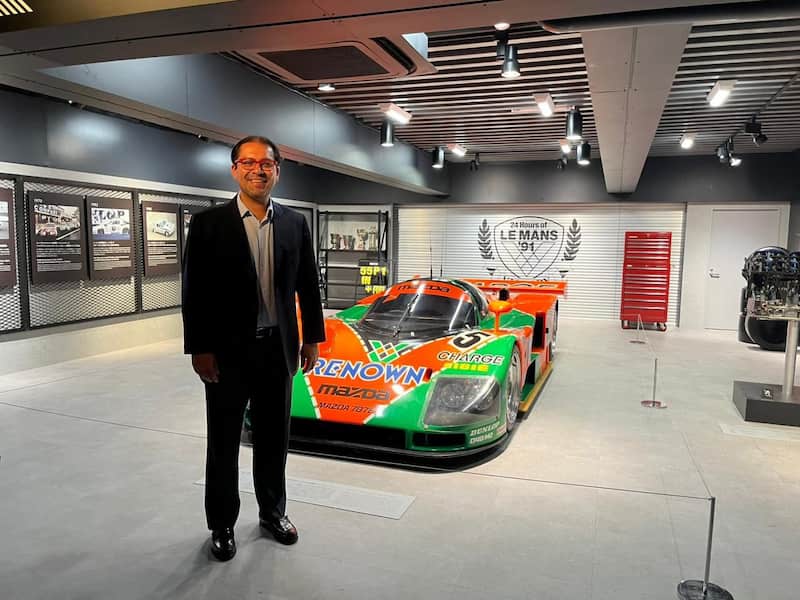 Miguel Barbeyto con. un Mazda de carreras Miguel Barbeyto con un Mazda de carreras