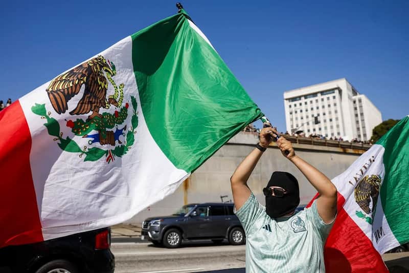 Protestantes ondean su bandera y se pronuncian contra las redadas de Trump. Imágenes