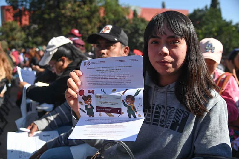 La ayuda es para estudiantes de nivel básico Una beneficiaria recibe la tarjeta en cdmx