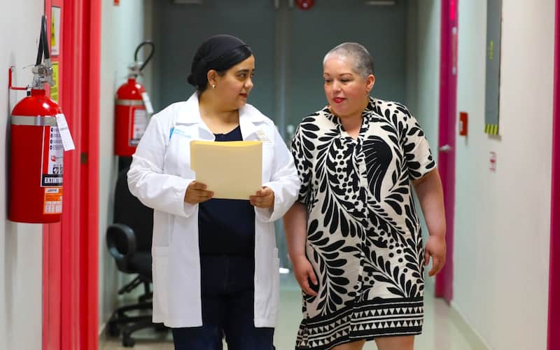 Se han realizado más de mil 115 cirugías, 7 mil 149 sesiones de acompañamiento emocional, entre otras cosas Katya Oyervides, beneficiaria del programa Cobertura Universal contra Cáncer de Mama