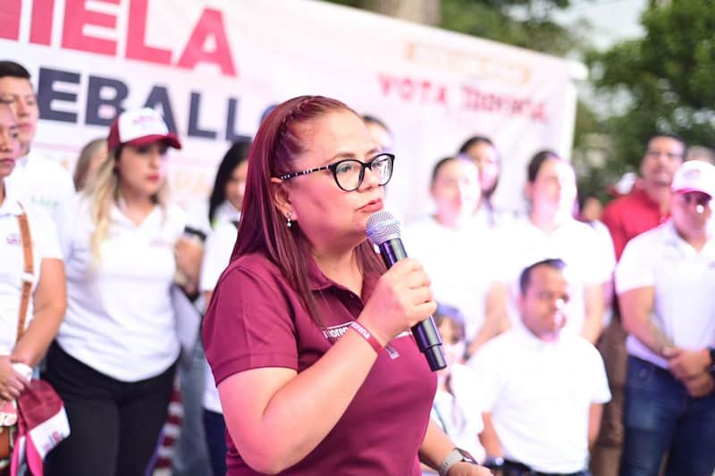 Daniela Griego, candidata de la coalición Morena-PVEM por la presidencia municipal de Xalapa. Daniela Griego en un mitin de su campaña.