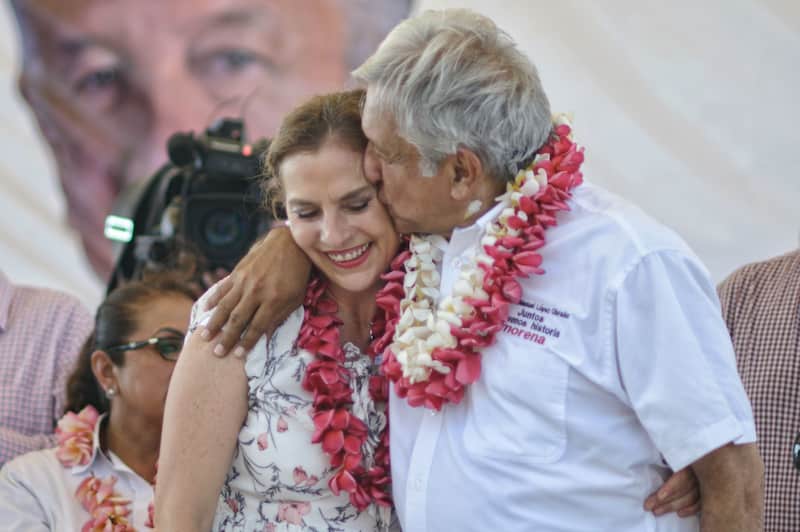 Beatriz Gutiérrez Müller y AMLO en un evento de campaña en Minatitlán, Veracruz en 2018. Beatriz Gutiérrez Muller, escritora, académica y esposa de Andrés Manuel López Obrador, candidato a la presidencia de la República por Morena, quien sostuvo un mitin con miles de simpatizantes a su movimiento donde expuso sus propuestas de gobierno en caso de ganar las elecciones presidenciales.