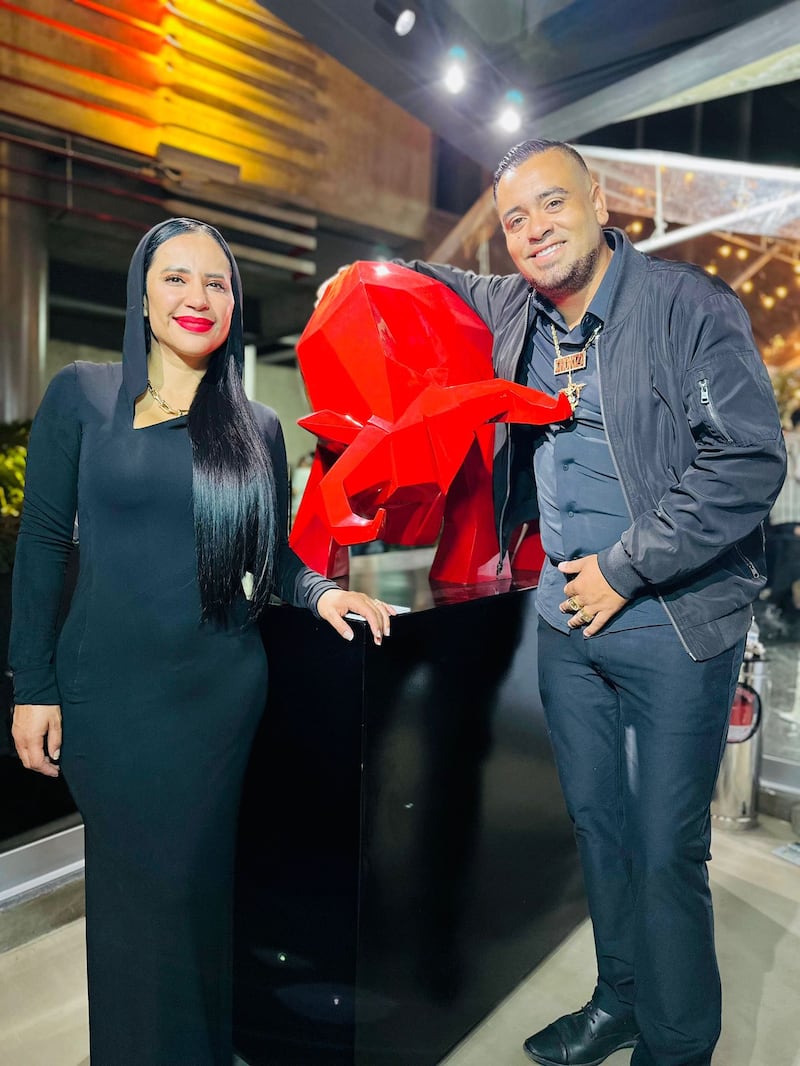 El Choko y Sandra Cuevas