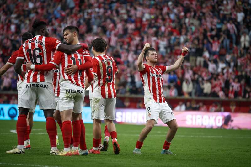 Jugadores del Real Sportin de Gijón Real Sportin de Gijón reporta crecimiento millonario de sus ingresos