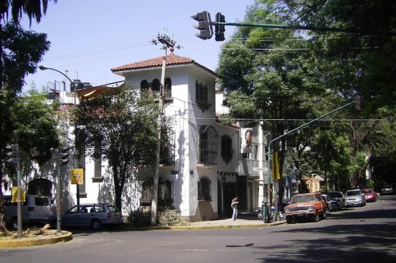 Claudia Sheinbaum impulsó Airbnb en CDMX en 2022; hoy, tras protestas por gentrificación, pide regular la plataforma. Imagen promocional