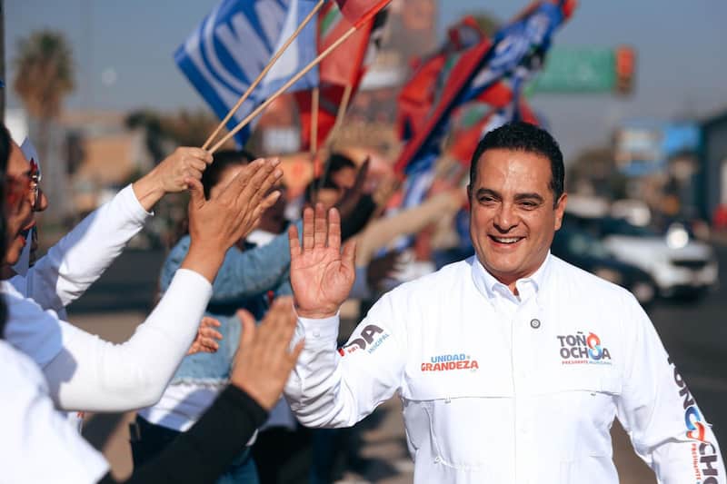Antonio Ochoa, candidato de la alianza PAN-PRI por presidencia municipal de Durango capital. Toño Ochoa saludando a simpatizantes en acto de campaña.