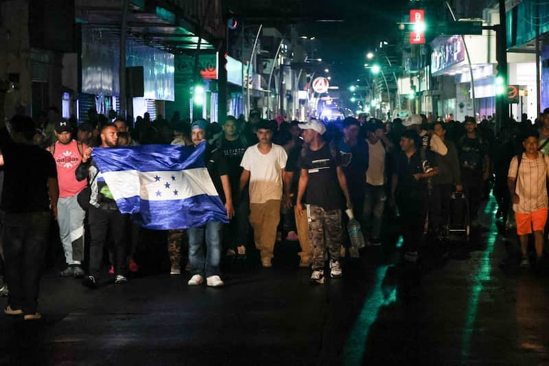 Alrededor de 500 migrantes de diferentes nacionalidades partieron en caravana rumbo al norte de México, los caminantes estaban concentrados en el Parque Bicentenario y de ahí salieron en contingente, algunos de los presentes realizaron plegarias para llegar con bien a Estados Unidos. Personal del Instituto Nacional de Migración (INM) intentaron disuadir que salieran en caravana y se trasladarán a algún albergue. Alrededor de 500 migrantes de diferentes nacionalidades partieron en caravana rumbo al norte de México, los caminantes estaban concentrados en el Parque Bicentenario y de ahí salieron en contingente, algunos de los presentes realizaron plegarias para llegar con bien a Estados Unidos. Personal del Instituto Nacional de Migración (INM) intentaron disuadir que salieran en caravana y se trasladarán a algún albergue.