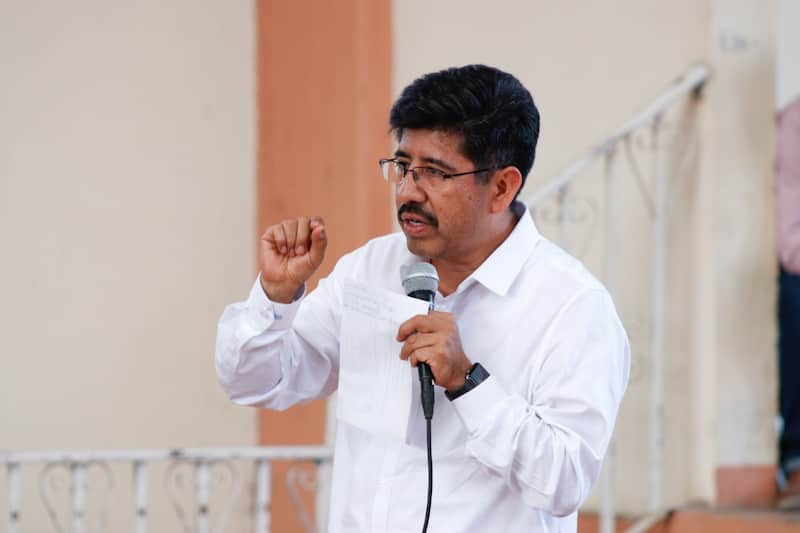 El candidato a ministro, Hugo Aguilar Ortiz. Hugo Aguilar Ortiz hablando en un evento de campaña rumbo a la elección judicial.