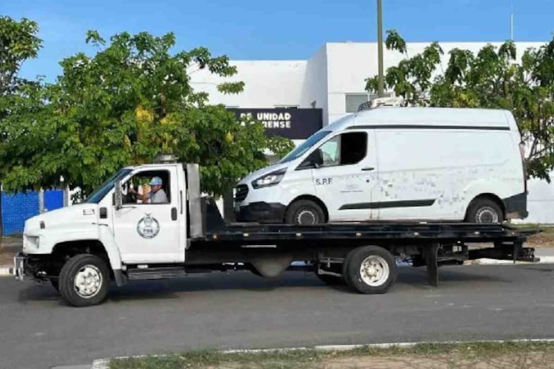 Investigan camioneta abandonada en carretera al norte de Culiacán