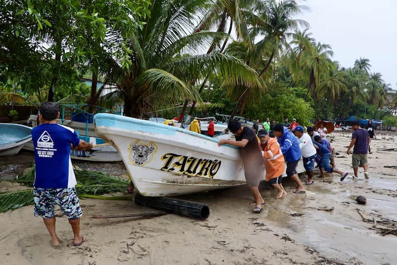 Lluvias constantes y oleaje elevado se registran en Puerto Escondido, luego de que el huracán Erick tocó tierra a las 5:30 de la mañana en Pinotepa Nacional, en la Costa de Oaxaca. Pescadores y prestadores de servicios turísticos a pie de playa realizan labores de limpieza y rescate de sus propiedades, los fuertes vientos y marejadas dejaron algunos daños en la Playa Principal de Puerto Escondido. FOTO: CAROLINA JIMÉNEZ MARISCAL/CUARTOSCURO.COM luvias constantes y oleaje elevado se registran en Puerto Escondido, luego de que el huracán Erick tocó tierra a las 5:30 de la mañana en Pinotepa Nacional, en la Costa de Oaxaca. Pescadores y prestadores de servicios turísticos a pie de playa realizan labores de limpieza y rescate de sus propiedades, los fuertes vientos y marejadas dejaron algunos daños en la Playa Principal de Puerto Escondido. FOTO: CAROLINA JIMÉNEZ MARISCAL/CUARTOSCURO.COM
