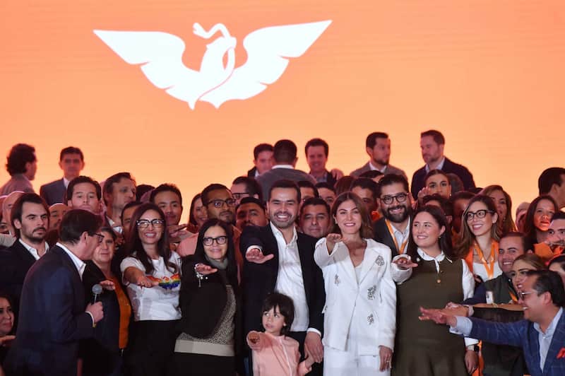 El dirigente de MC, Jorge Álvarez Máynez celebró la victoria en Veracruz Miembros de MC durante un evento partidista