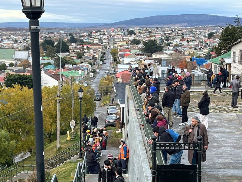 Evacuan a chilenos por alerta de tsunami