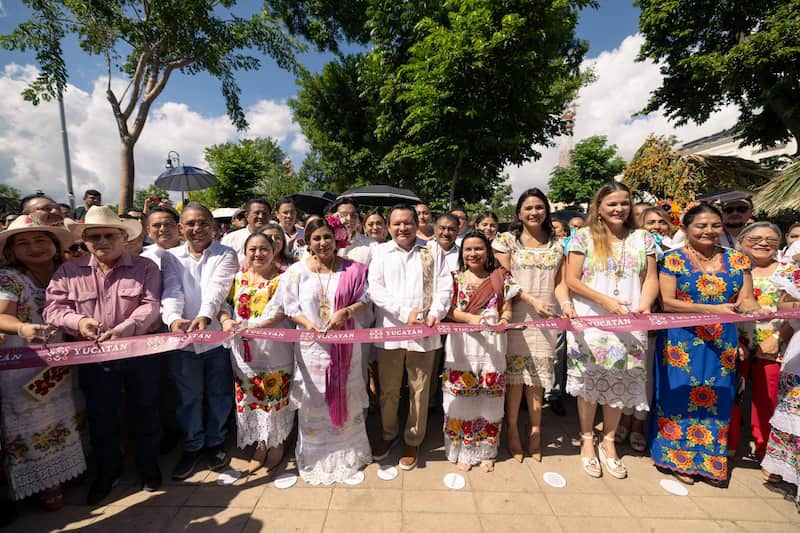 Joaquín Díaz Mena inauguró la Gran Muestra Estatal de Altares en Mérida, con más de 70 ofrendas que preservan la tradición maya. Imagen promocional