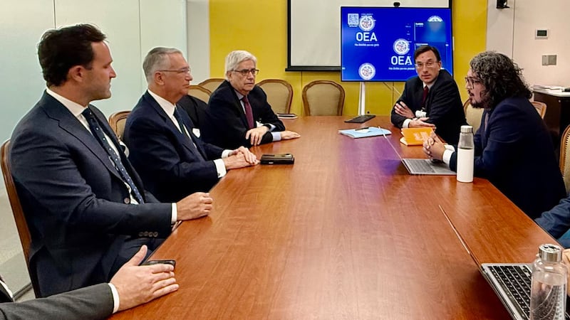 El empresario y dueño de Grupo Salinas, Ricardo Salinas Pliego, entregó un expediente de pruebas a Pedro Vaca en Washington, denunciando el uso del Estado y del crimen organizado para castigar a opositores en México. Ricardo Salinas Pliego