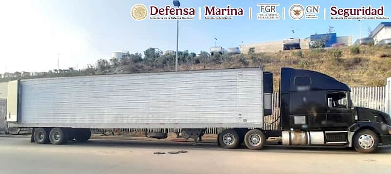 Elementos del Gabinete de Seguridad detuvieron un tractocamión de doble fondo que trasladaba mil 140 kilos de metanfetamina. Imágen del tractocamión asegurado por parte del Gabinete de Seguridad.