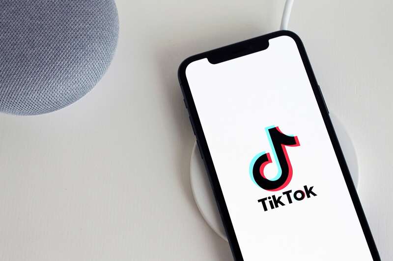 La posible prohibición de TikTok en Estados Unidos genera incertidumbre sobre su impacto en México y el futuro de la plataforma. La Suprema Corte de los Estados Unidos ha respaldado una ley que exige la venta de TikTok, propiedad de la empresa china ByteDance, o enfrentar su prohibición definitiva en el país