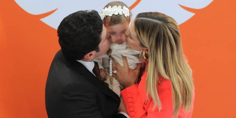 Samuel García y su esposa Mariana Rodríguez, besan a su hija. Imagen promocional