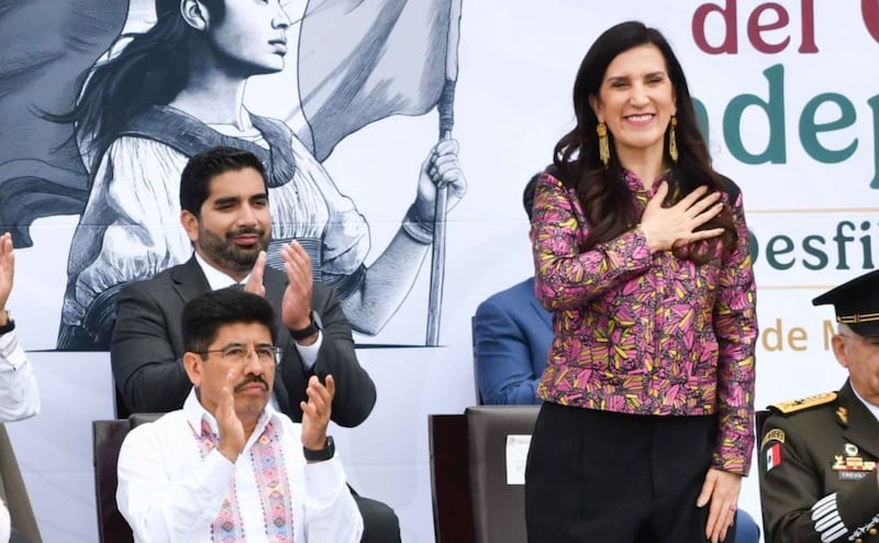 Hugo Aguilar aplaudiendo a Kenia López Rabadán