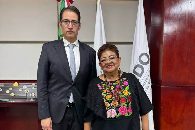 Ernestina Godoy y César Oliveros Aparicio Ernestina Godoy anuncia que César Oliveros Aparicio asume la titularidad de la FEMDO