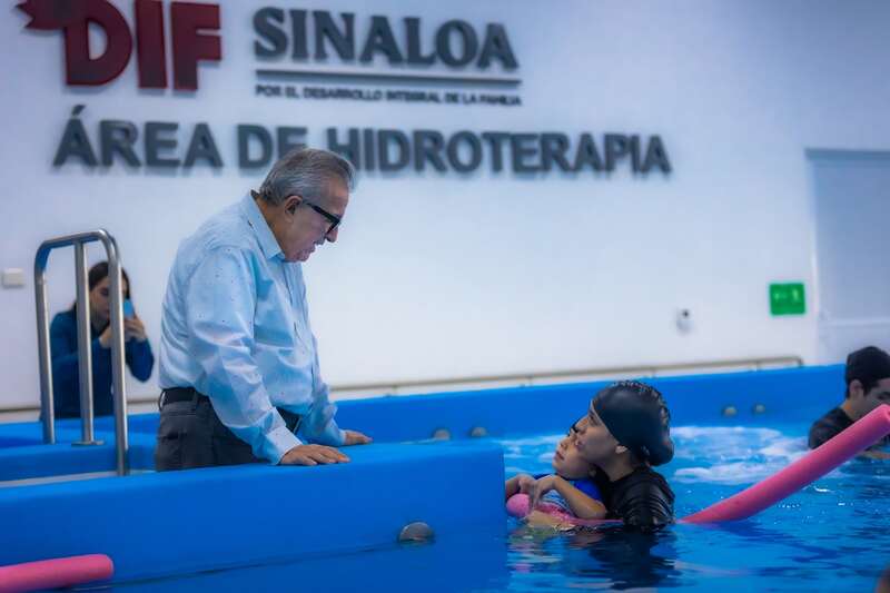 Rocha Moya inaugura tanque de Hidroterapia más grande del país. Rocha Moya asiste a la inauguración de tanque de Hidroterapia del DIF estatal.