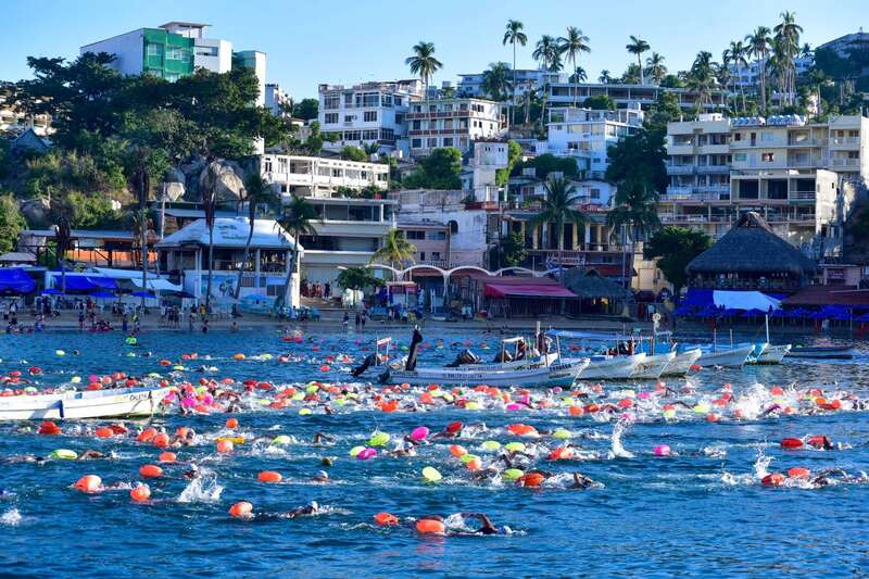 ACAPULCO, GUERRERO, 08DICIEMBRE2024.- Más de 4 mil nadadores participaron en el 65 edición del Maratón Internacional de Aguas Abiertas qué se realizó en la playa Caleta de Acapulco, con participantes de diferentes estados y del extranjero, los nadadores realizaron un recorrido de 5 km desde la playa Caleta hasta la playa El Morro. FOTO: CARLOS ALBERTO CARBAJAL/CUARTOSCURO.COM Imagen promocional