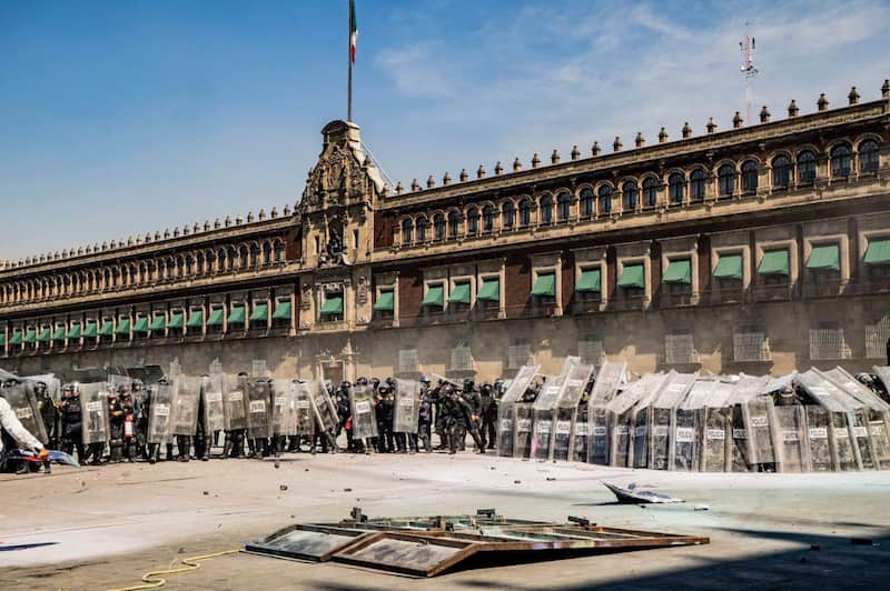 Policías resguardaron el Palacio Nacional y replegaron a los manifestantes Policías durante la marcha de la Generación Z