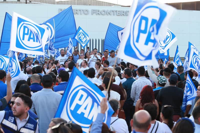 PAN gana terreno en Baja California Sur; Morena cae en preferencias, según encuesta. Imágen de una reunión del PAN con los ciudadanos.