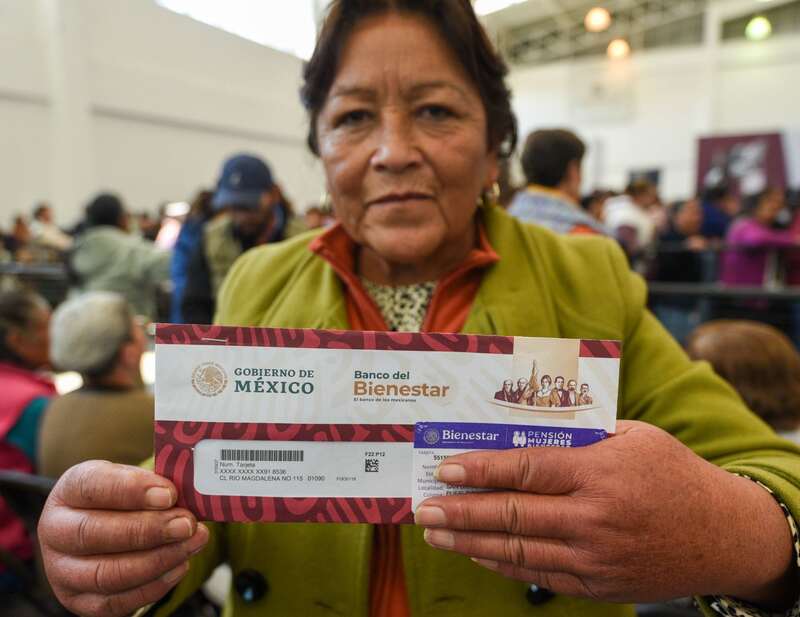 En el Estado de México inició la entrega de Tarjetas de la Pensión Mujeres Bienestar que beneficiará a 108 mil mujeres de 63 y 64 años de edad, recibirán de manera bimestral 3 mil pesos. Mujer en el Estado de México recibe su tarjeta de la Pensión Mujeres Bienestar que entrega un apoyo económico de 3 mil pesos.