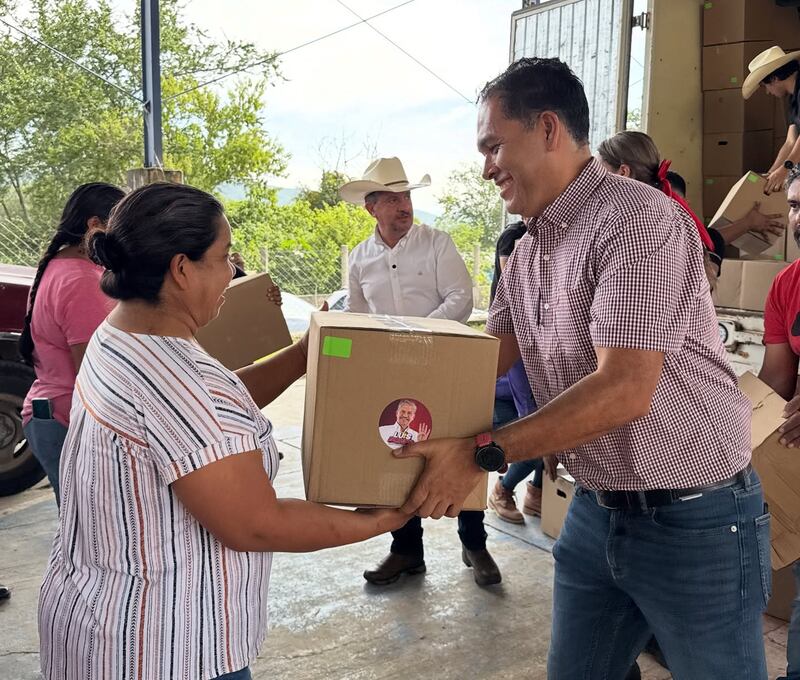 Sin descripción Entrega de paquetes a damnificados con imagen de diputado de Morena