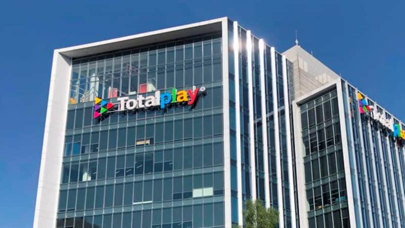 Total Play lanza una oferta de intercambio de deuda por hasta 870 millones de dólares. La empresa busca optimizar su perfil financiero con un intercambio de notas y nuevas emisiones garantizadas hasta 2032.