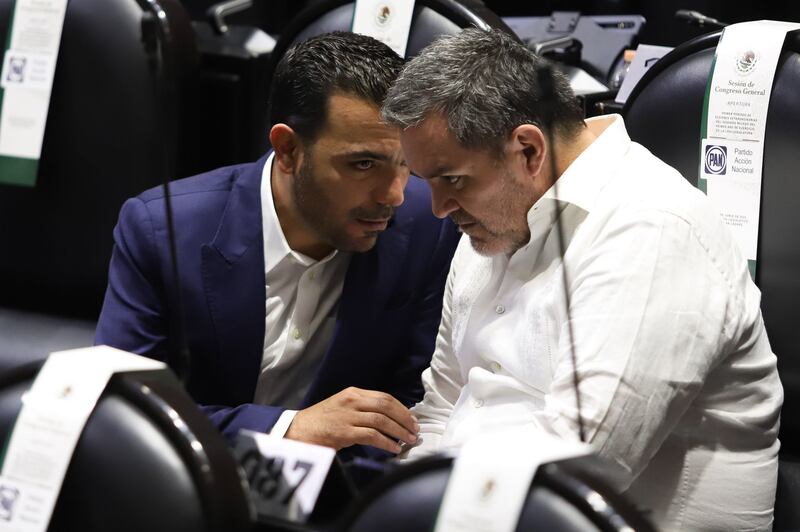 CIUDAD DE MÉXICO, 23JUNIO2025.- Los panistas Elías Lixa y Federico Doring, dialogan durante la sesión. FOTO: DANIEL AUGUSTO/ CUARTOSCURO.COM Elías Lixa y Federico Döring