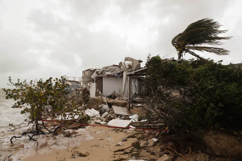 Aspectos de construcción devastada por fuertes lluvias. Una casa tras el paso de un huracán en yucatán