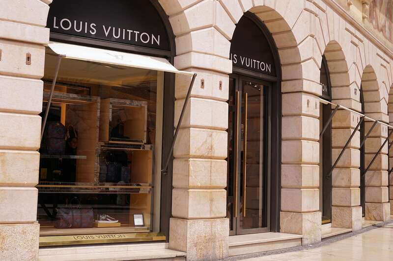 Louis Vuitton, una de las marcas más valiosas del mundo. Fachada de una tienda Louis Vuitton