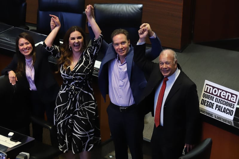 Los coordinadores y vicecoordinadoras de los grupos parlamentarios del PT y Partido Verde en el Senado, Manuel Velasco, Alberto Anaya, Giovanna Bañuelos y Karen Castrejón, celebran durante la votación del "plan B" Senadores PT y Partido Verde