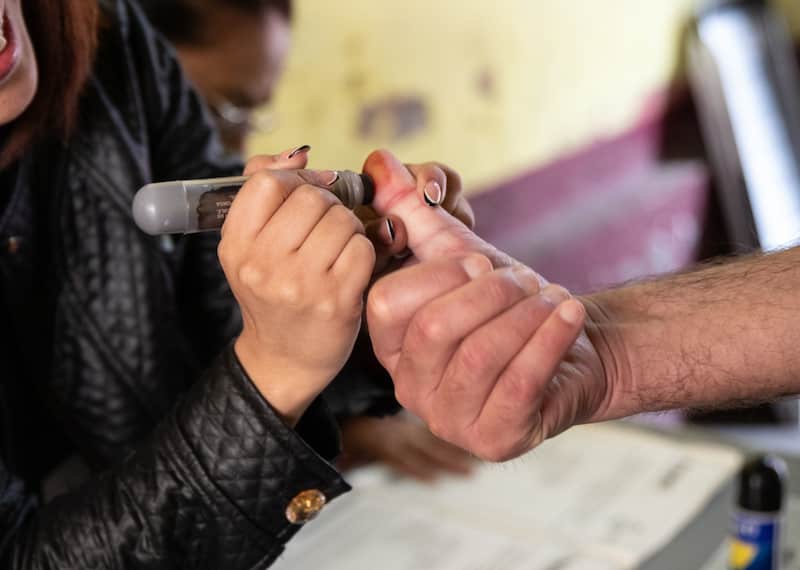 En el municipio se renovará la presidencia municipal Una persona ejerciendo su derecho al voto en la casilla